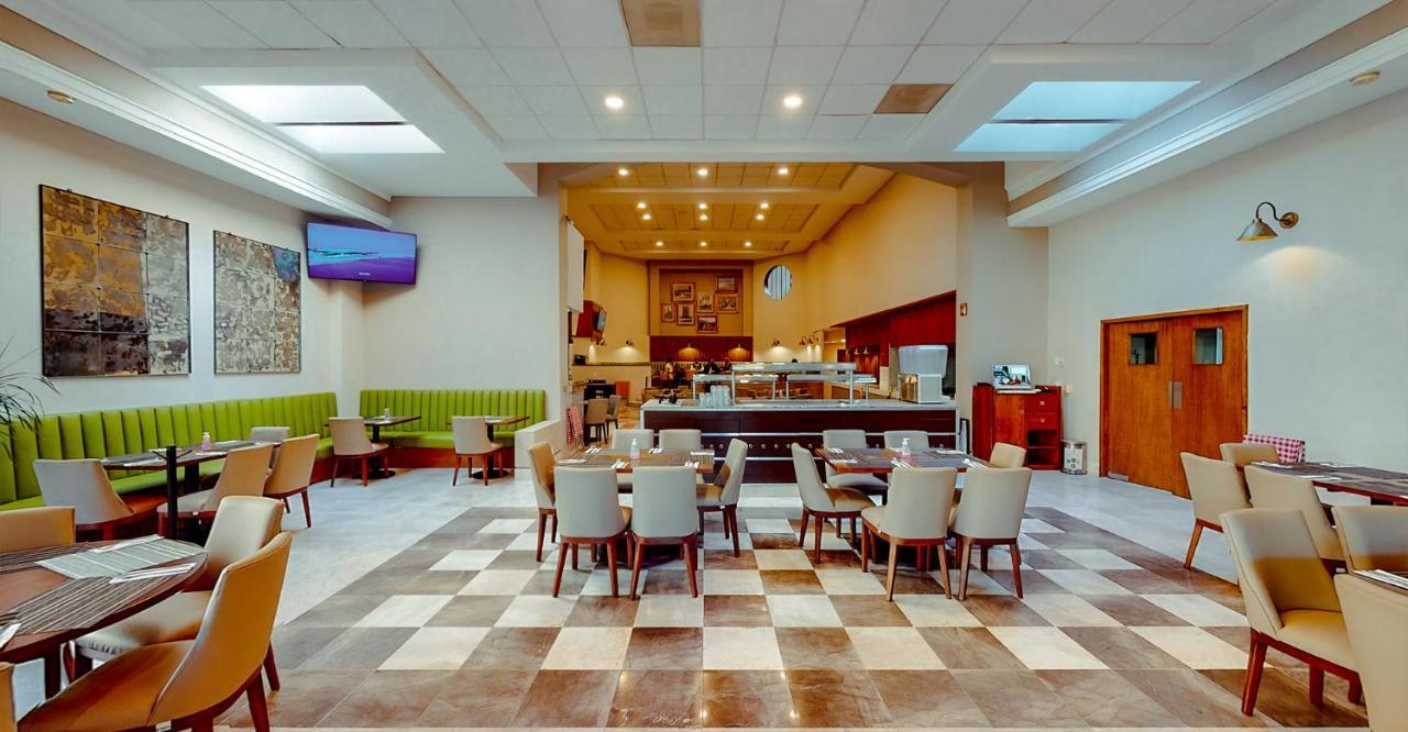 Plaza Camelinas Hotel Querétaro Екстериор снимка