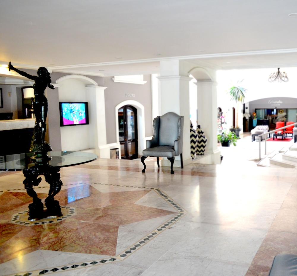 Plaza Camelinas Hotel Querétaro Екстериор снимка