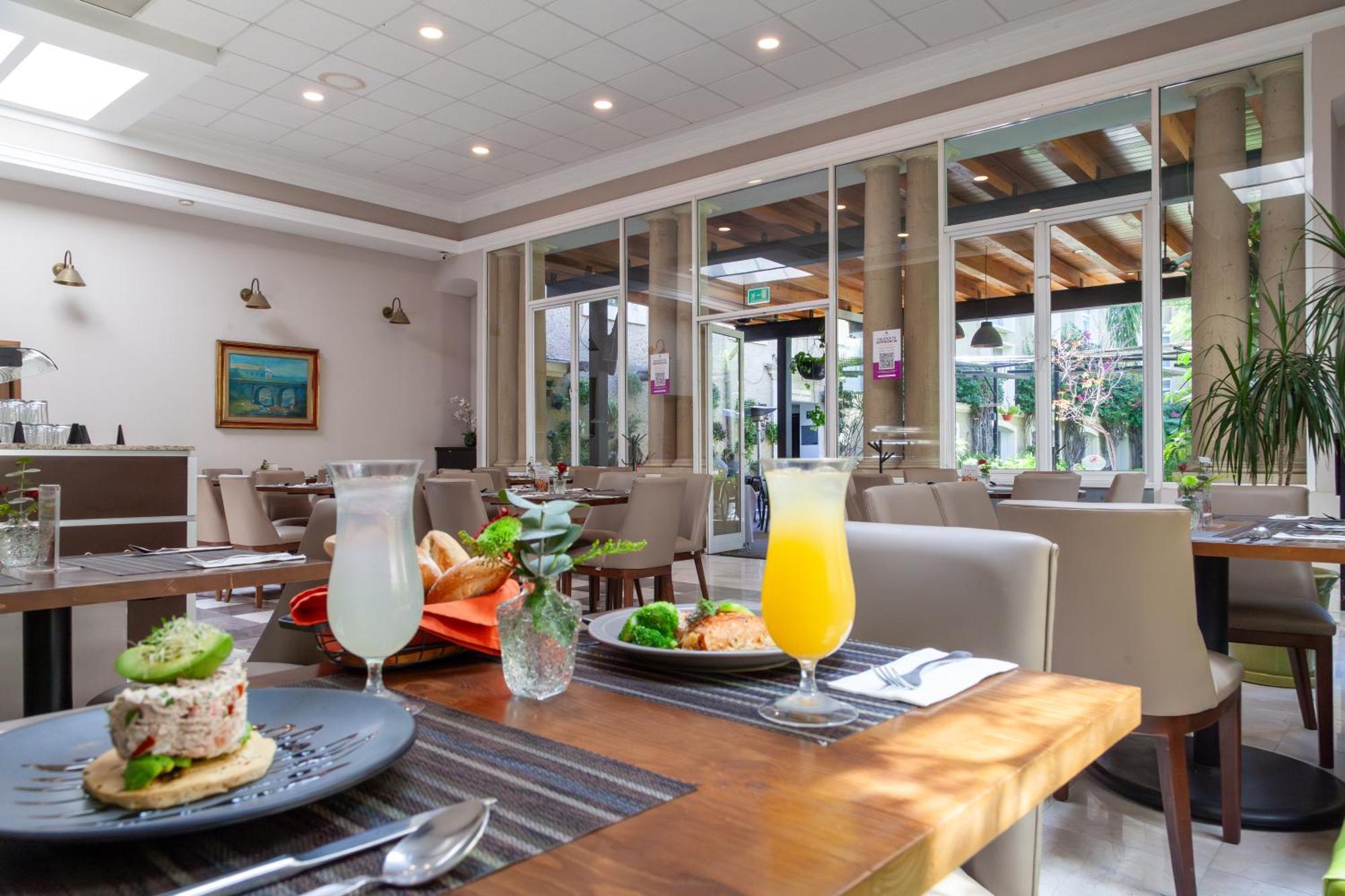 Plaza Camelinas Hotel Querétaro Екстериор снимка