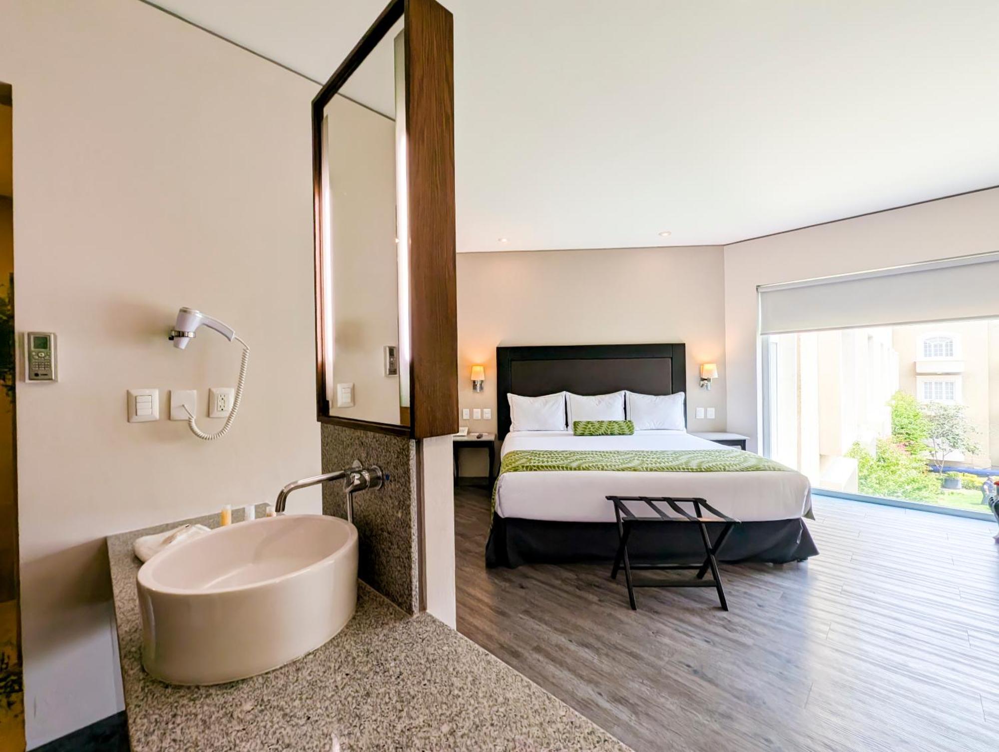 Plaza Camelinas Hotel Querétaro Екстериор снимка